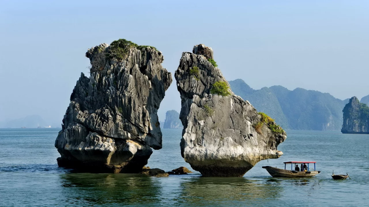 камень, лодка, море, горы, небо, люди, китай