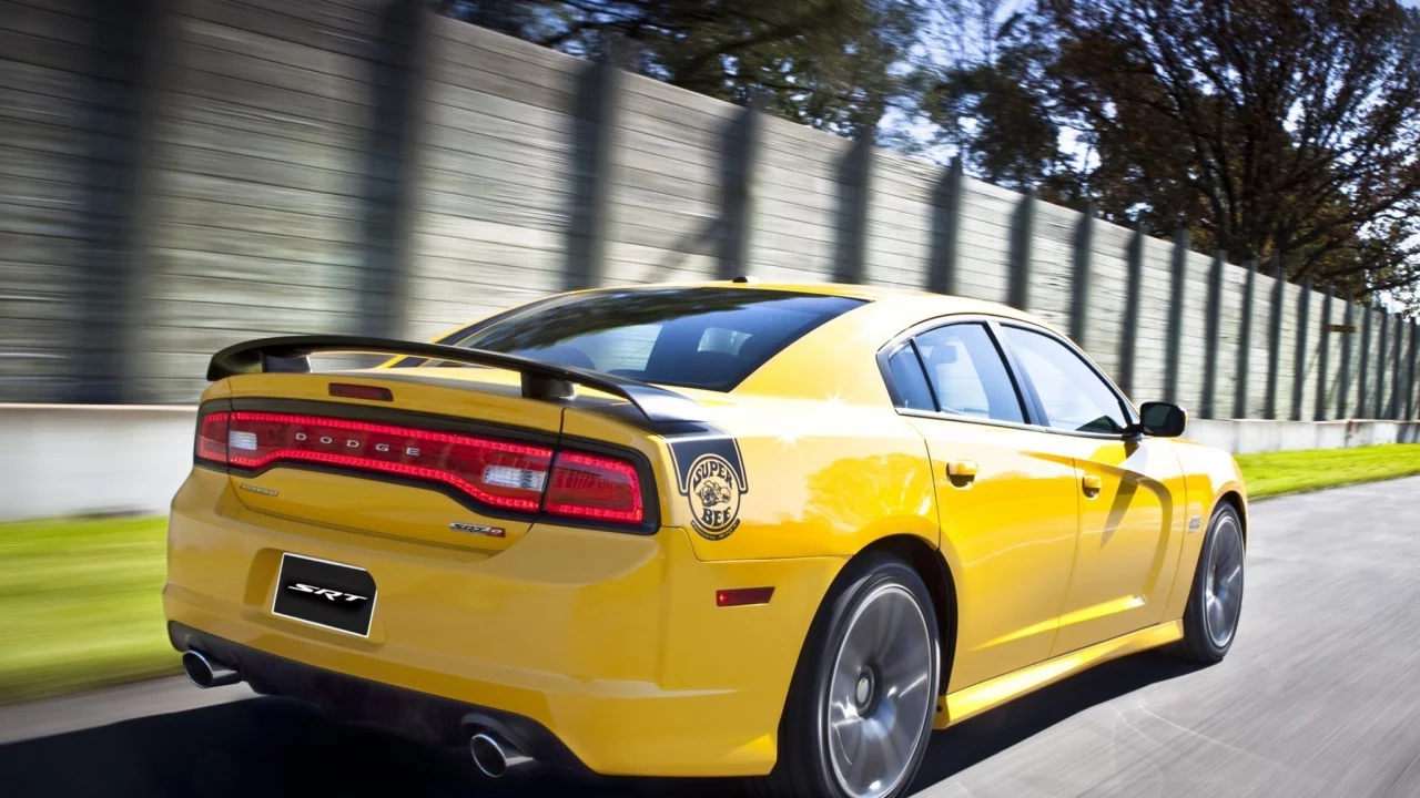 muscle car, деревья, срт8, srt8, вид сзади, super bee, мускул кар, charger, желтый, dodge, забор, додж, чарджер
