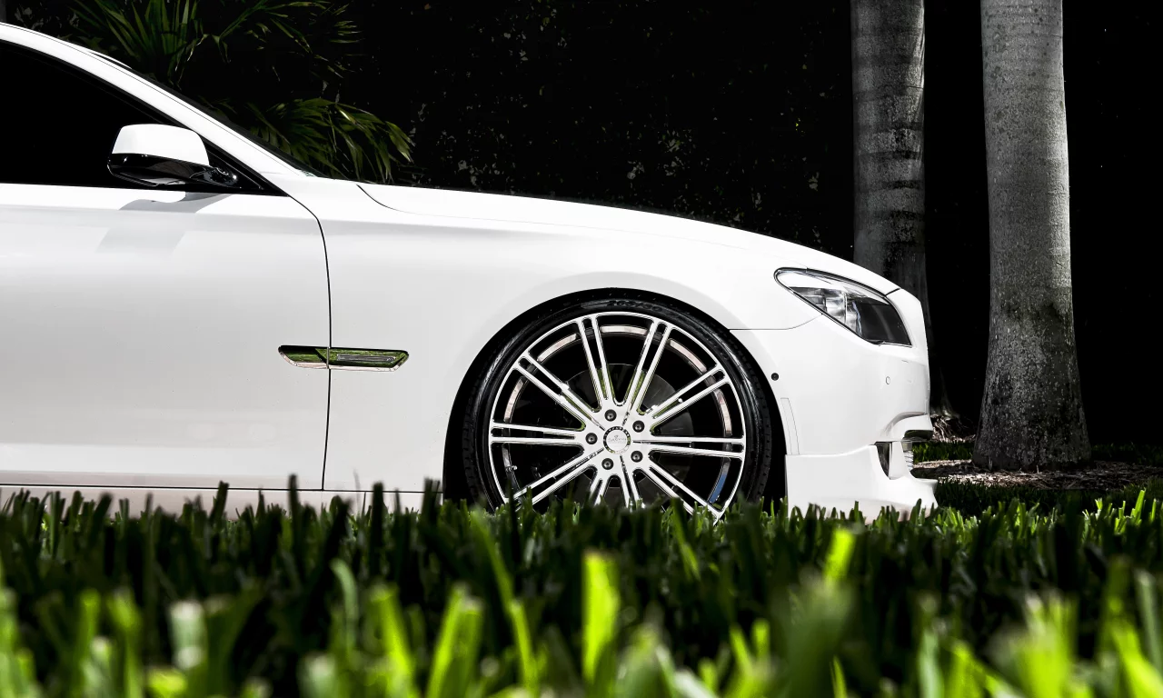 bmw, диски, белый, трава, семёрка, седьмой серии, 7 series, газон, бмв
