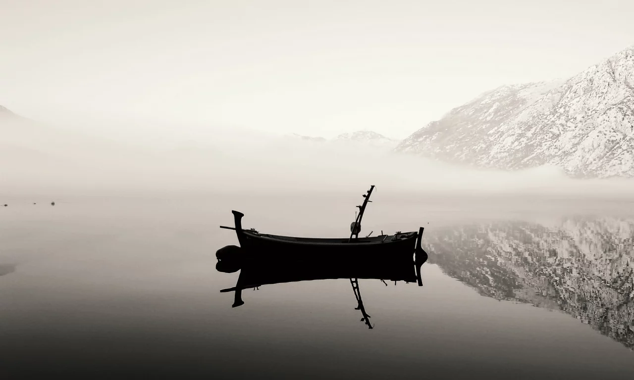 reflection, озеро, nature, отражение, mountains, landscape, lake, вода, чб, water, fog, природа, пейзаж, snow, снег, 1920x1200, b&w, туман, boat, горы, лодка