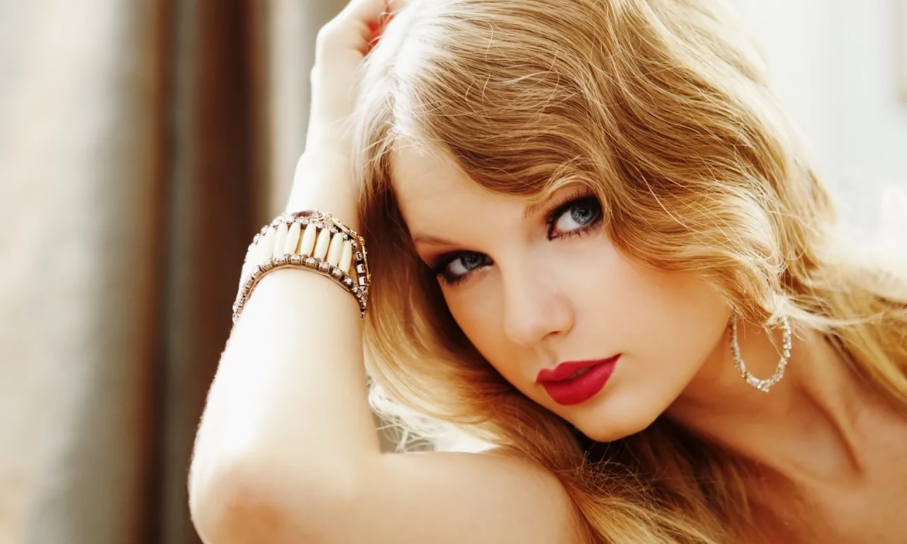 взгляд, taylor swift, обои, блондинка, рука, models, певица, wallpapers, браслет, девушка
