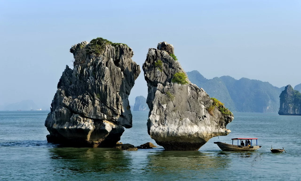 камень, лодка, море, горы, небо, люди, китай
