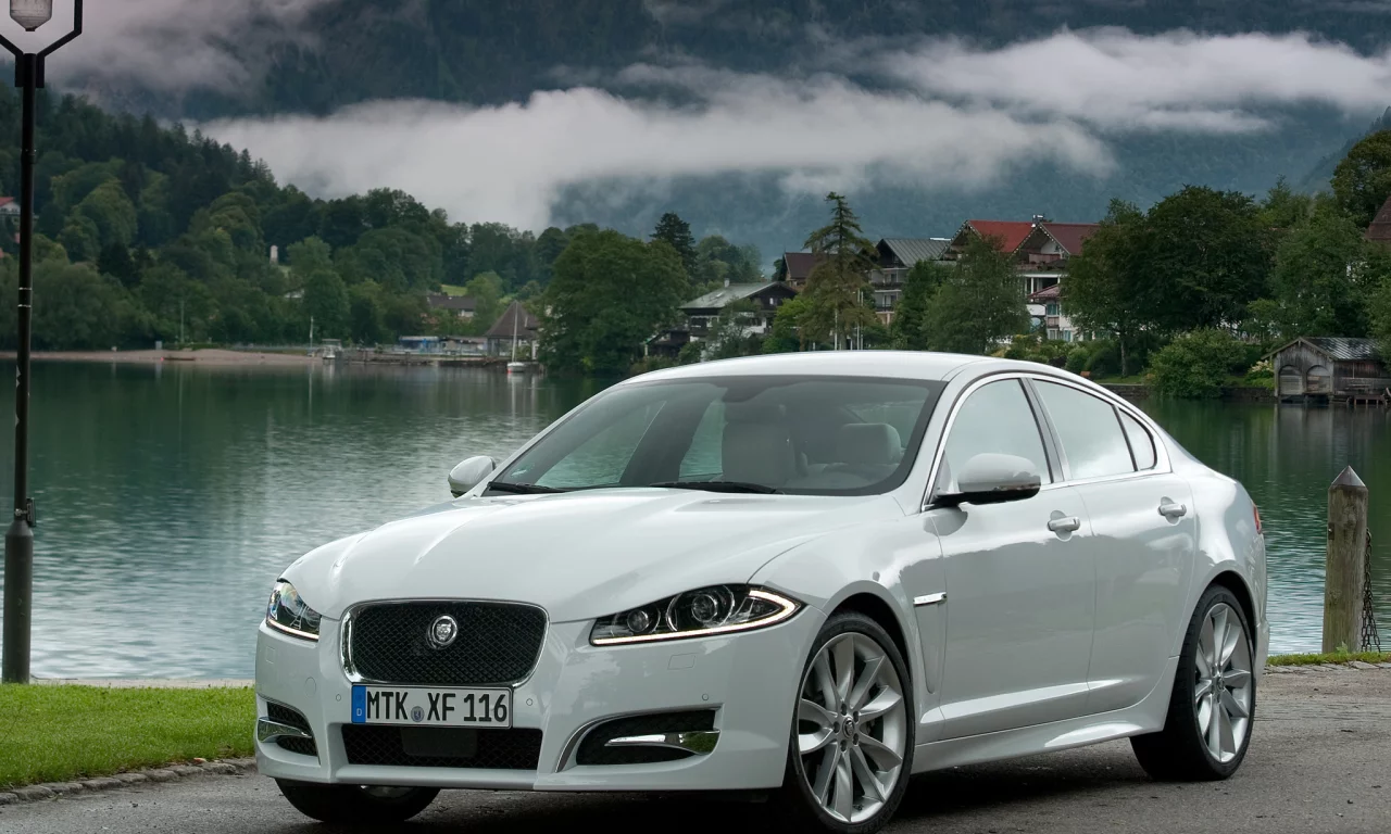 xf, облака, белый, jaguar, ягуар, дома, седан, фонарь, diesel s, озеро