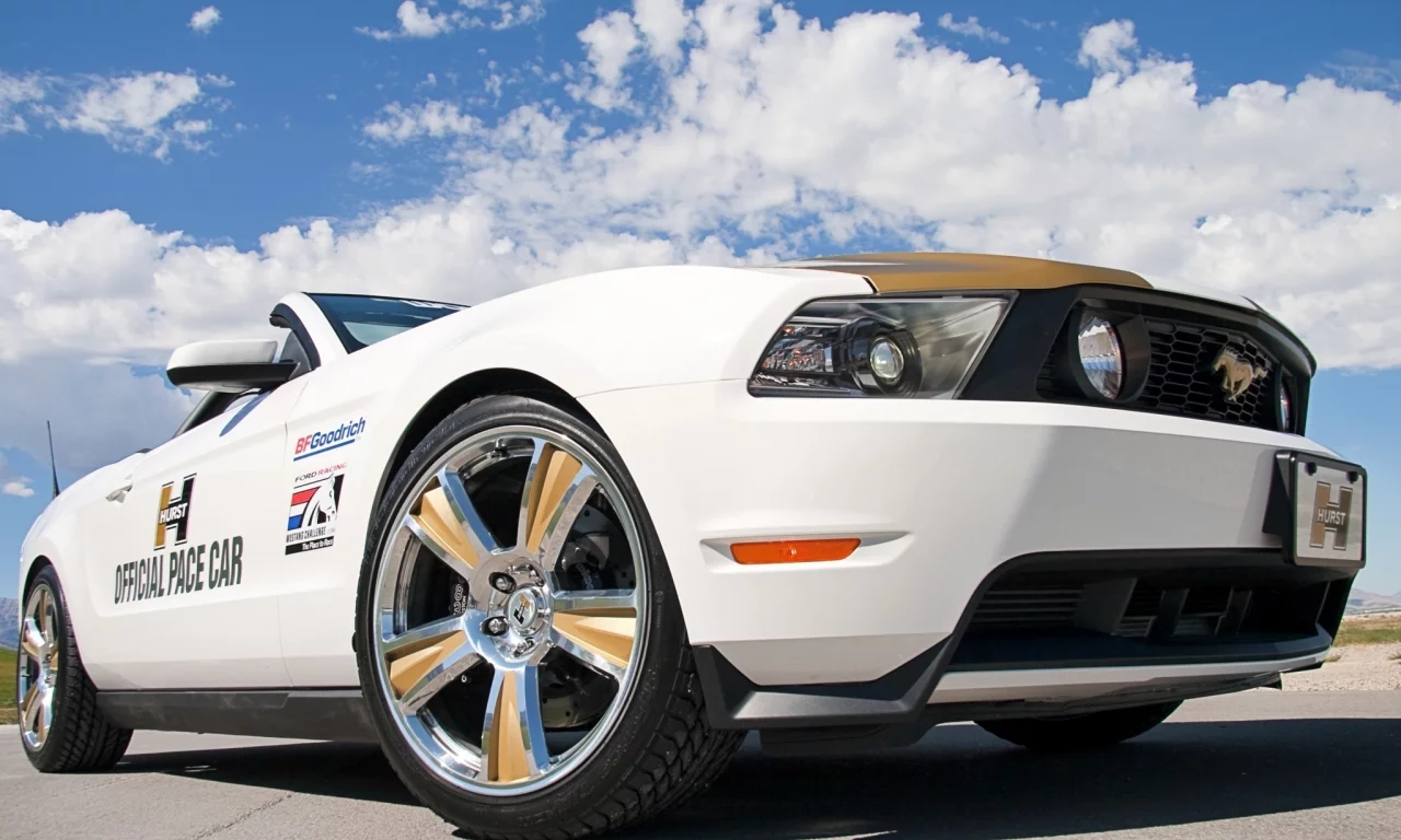мустанг, кабриолет, хромированные, небо, форд, диски, convertible, mustang, pace car, hurst, белый, ford, облака, dfgoodrich