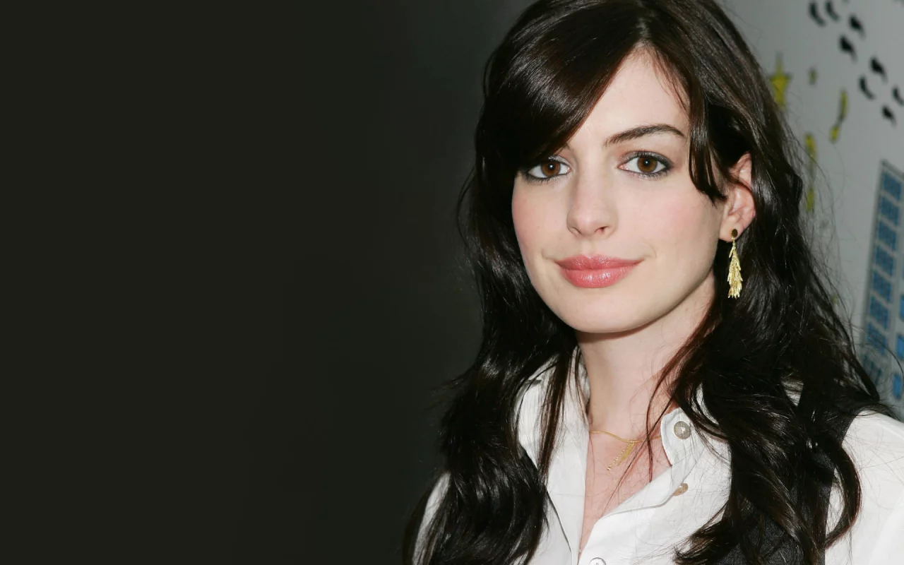 wallpapers, актриса, брюнетка, взгляд, серьги, anne hathaway, энн хэтэуэй, 19201200, девушка