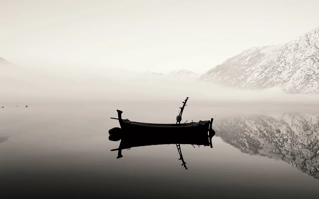 reflection, озеро, nature, отражение, mountains, landscape, lake, вода, чб, water, fog, природа, пейзаж, snow, снег, 1920x1200, b&w, туман, boat, горы, лодка