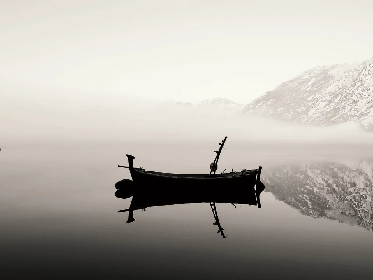 reflection, озеро, nature, отражение, mountains, landscape, lake, вода, чб, water, fog, природа, пейзаж, snow, снег, 1920x1200, b&w, туман, boat, горы, лодка