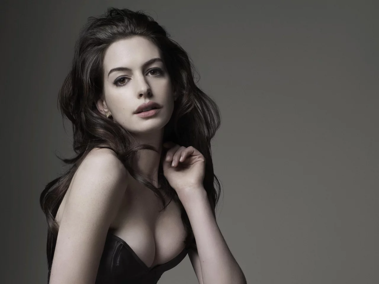 энн хэтэуэй, anne hathaway, взгляд, грудь