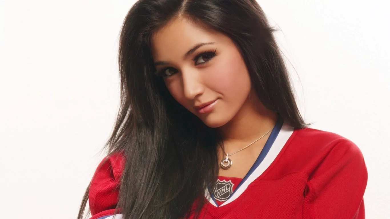 улыбка, футболка, модель, взгляд, montreal canadiens, хоккей, misa campo, актриса, брюнетка