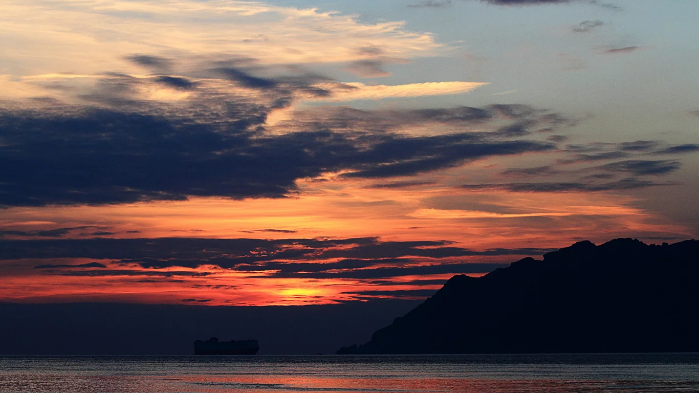 скала, море, гладь, закат, корабль, небо