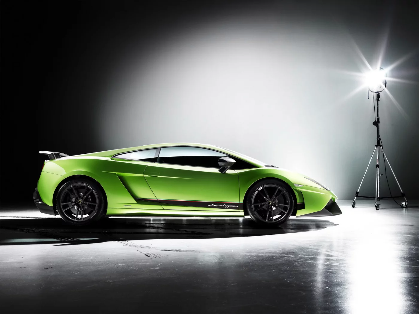 lamborghini-gallardo, зеленая, прожектор, ангар