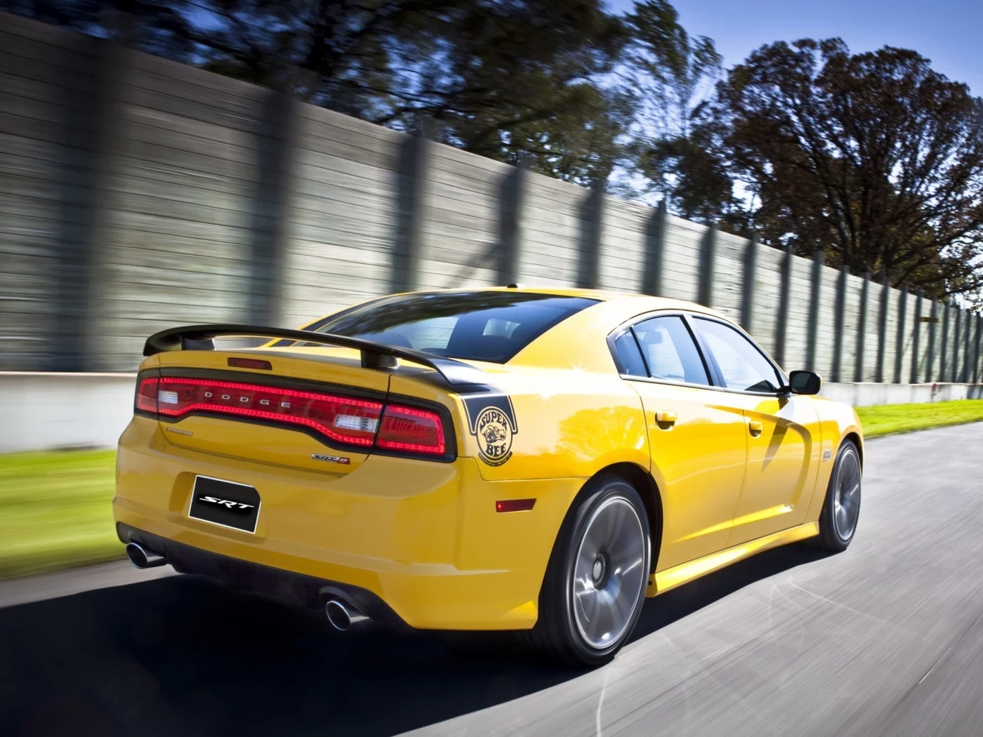 muscle car, деревья, срт8, srt8, вид сзади, super bee, мускул кар, charger, желтый, dodge, забор, додж, чарджер