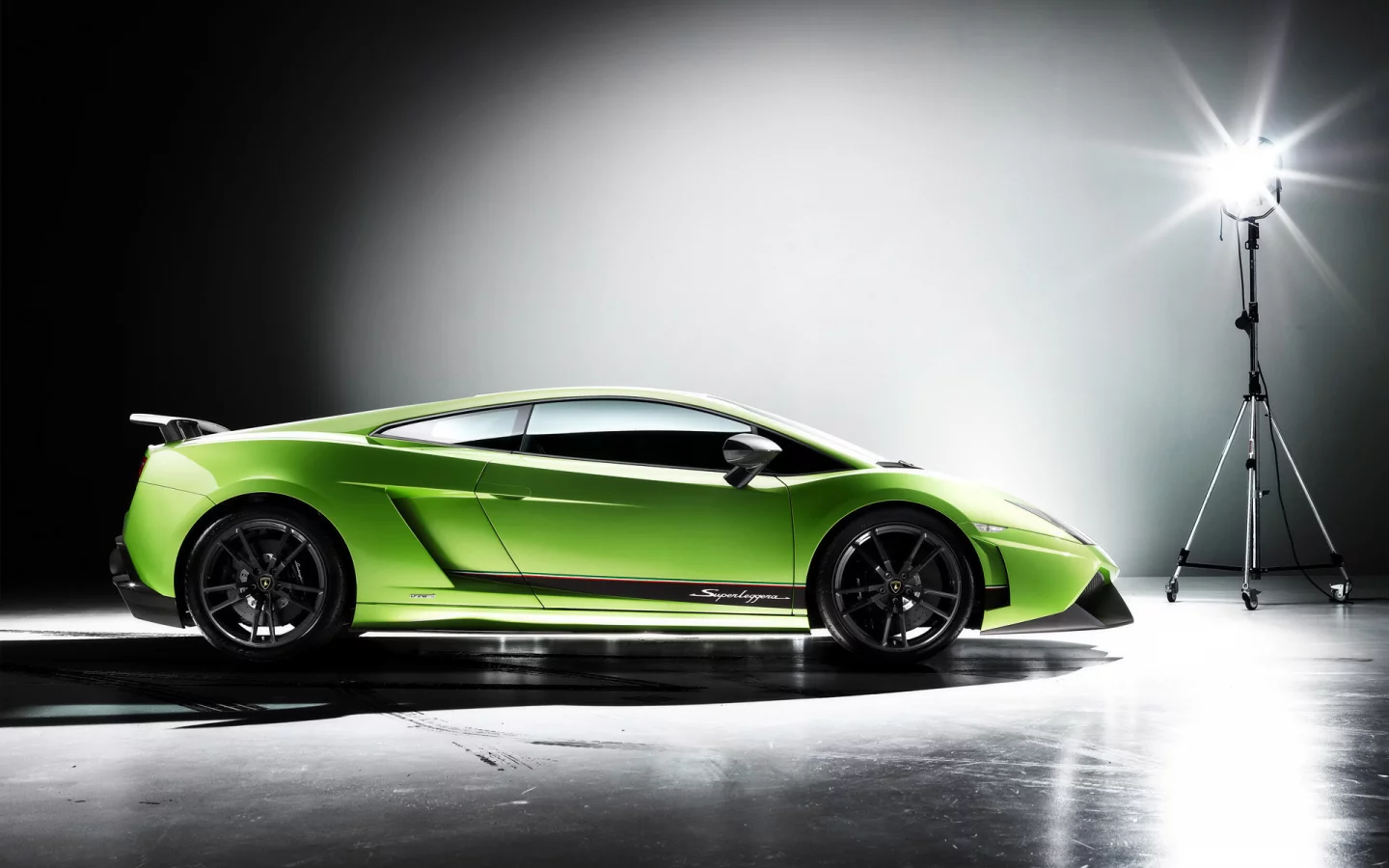 lamborghini-gallardo, зеленая, прожектор, ангар