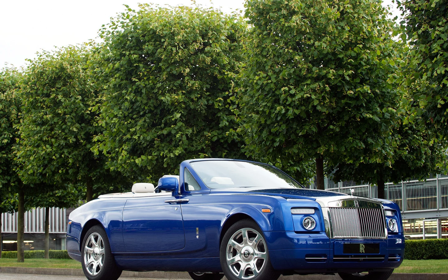 шикарная машина, coupe, masterpiece, синий, phantom, роллс-ройс, деревья, london, фантом, drophead, rolls-royce, дропхэд, купе