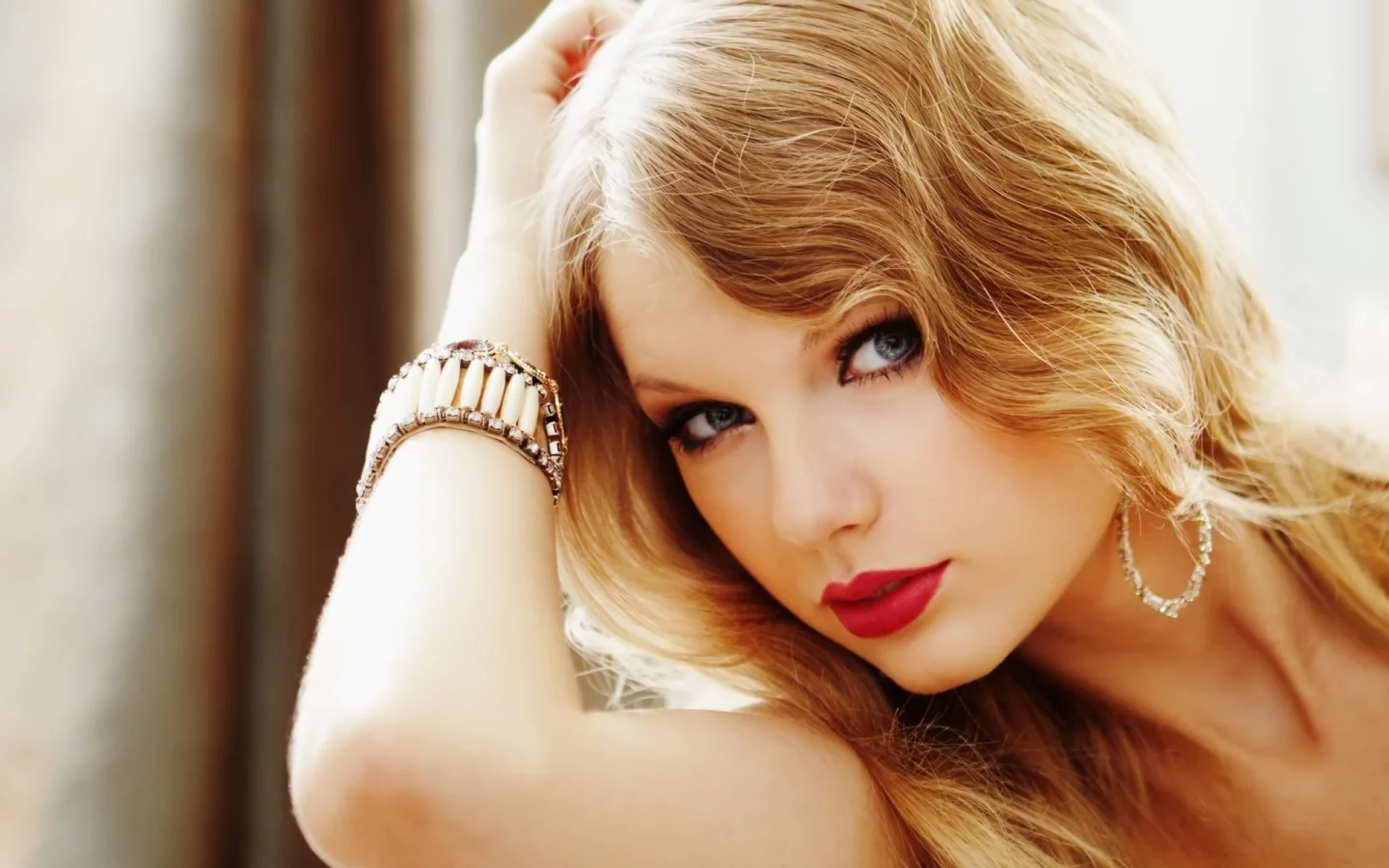 взгляд, taylor swift, обои, блондинка, рука, models, певица, wallpapers, браслет, девушка