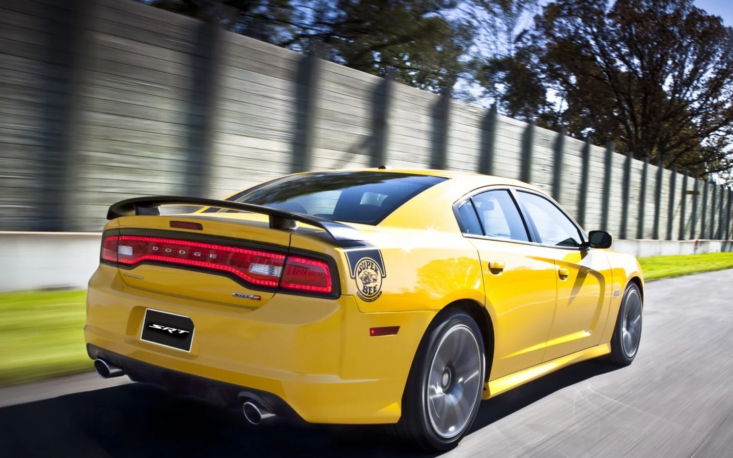 muscle car, деревья, срт8, srt8, вид сзади, super bee, мускул кар, charger, желтый, dodge, забор, додж, чарджер