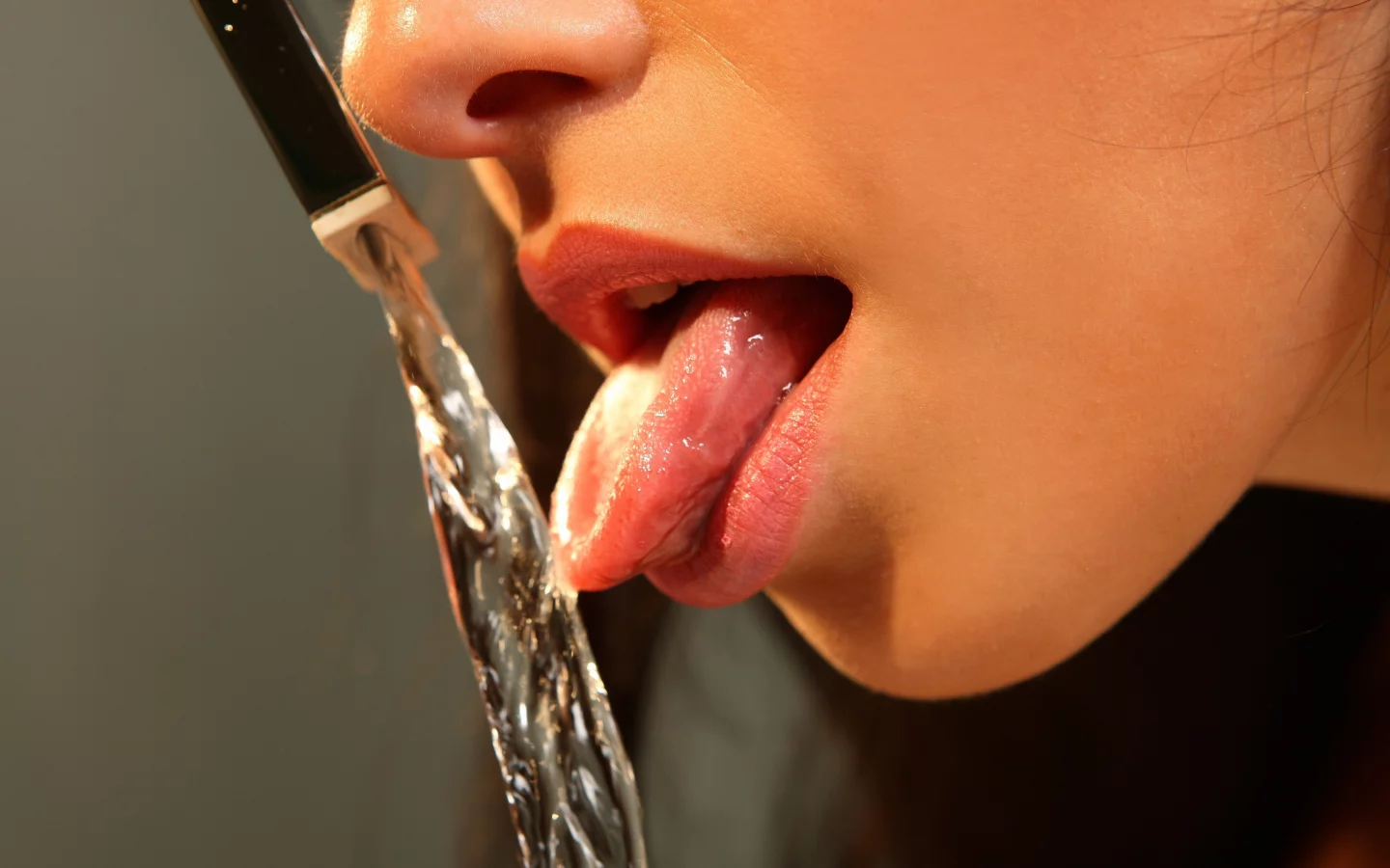 пьет, губы, вода, девушка, язык, кран
