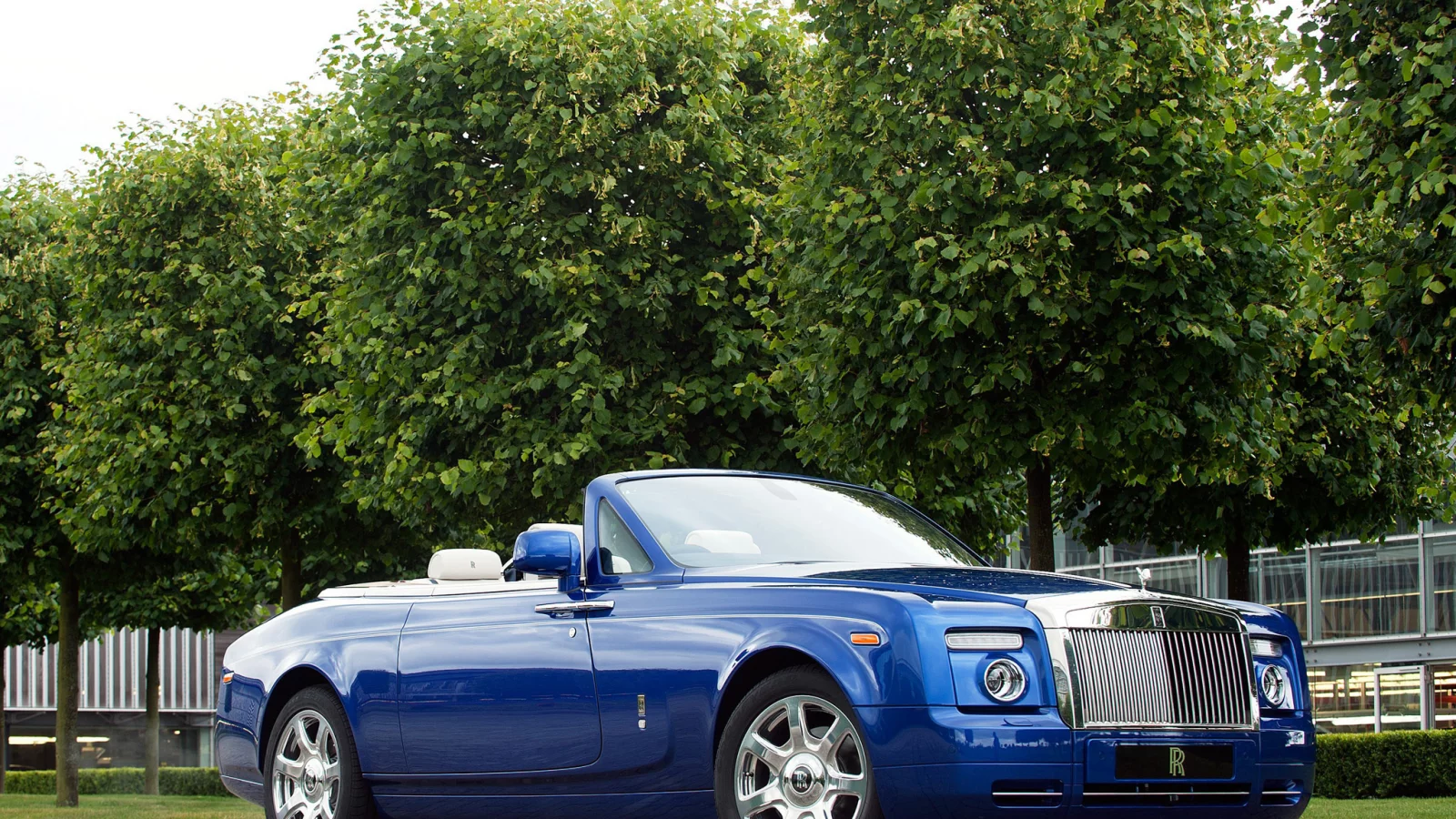 шикарная машина, coupe, masterpiece, синий, phantom, роллс-ройс, деревья, london, фантом, drophead, rolls-royce, дропхэд, купе