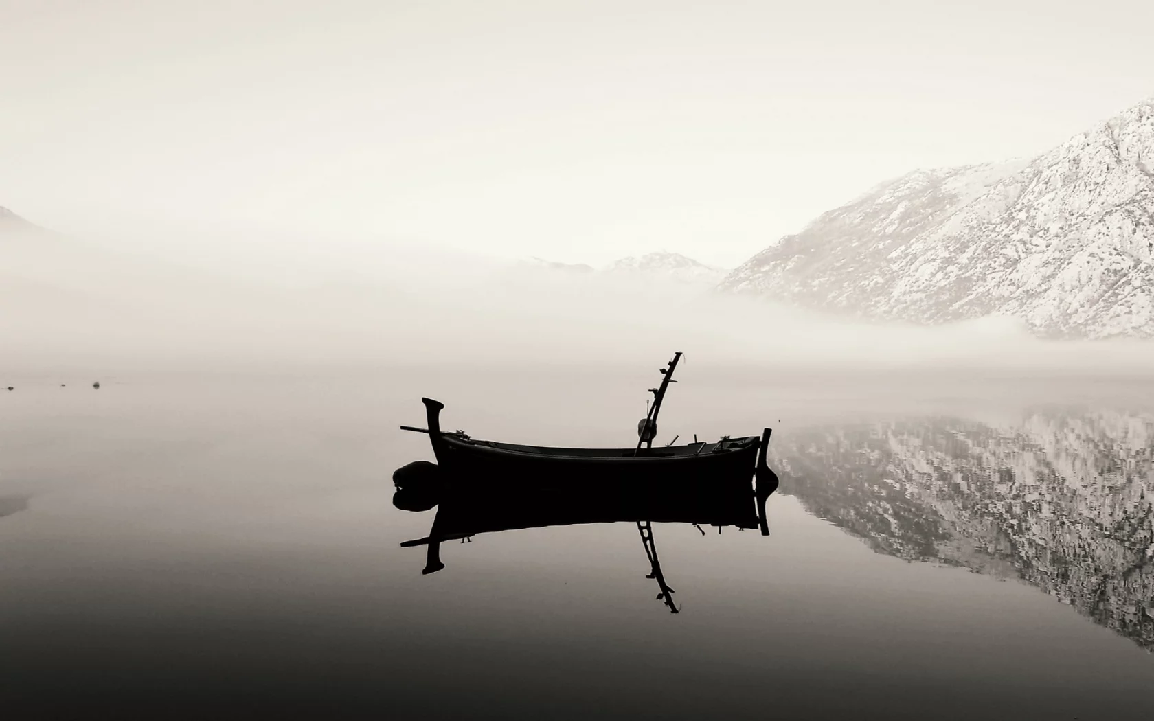 reflection, озеро, nature, отражение, mountains, landscape, lake, вода, чб, water, fog, природа, пейзаж, snow, снег, 1920x1200, b&w, туман, boat, горы, лодка