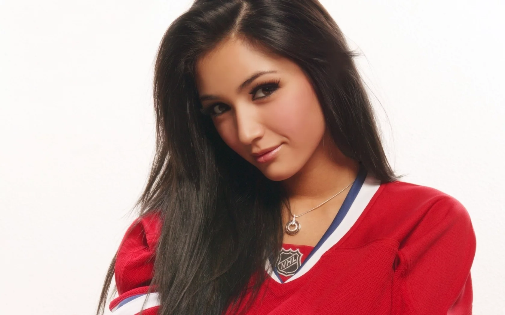 улыбка, футболка, модель, взгляд, montreal canadiens, хоккей, misa campo, актриса, брюнетка