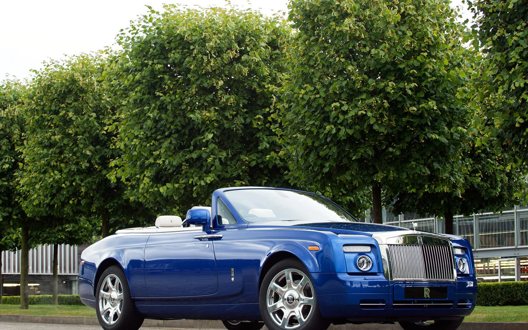 шикарная машина, coupe, masterpiece, синий, phantom, роллс-ройс, деревья, london, фантом, drophead, rolls-royce, дропхэд, купе