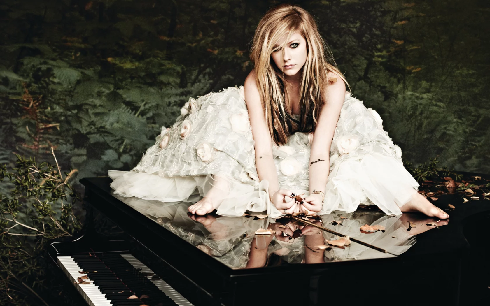 avril lavigne, аврил лавин, goodbye lullaby, пианино