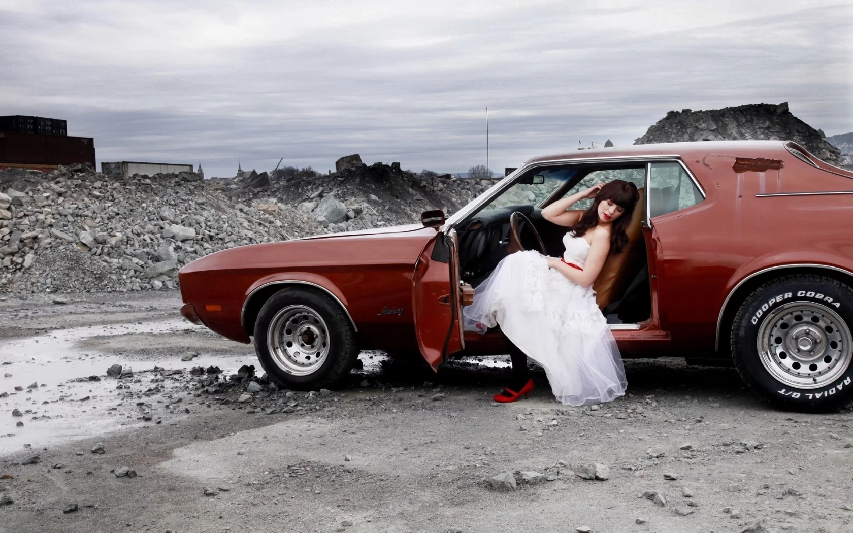 (marit larsen) в машине, cars, и белом платье, марит ларсен