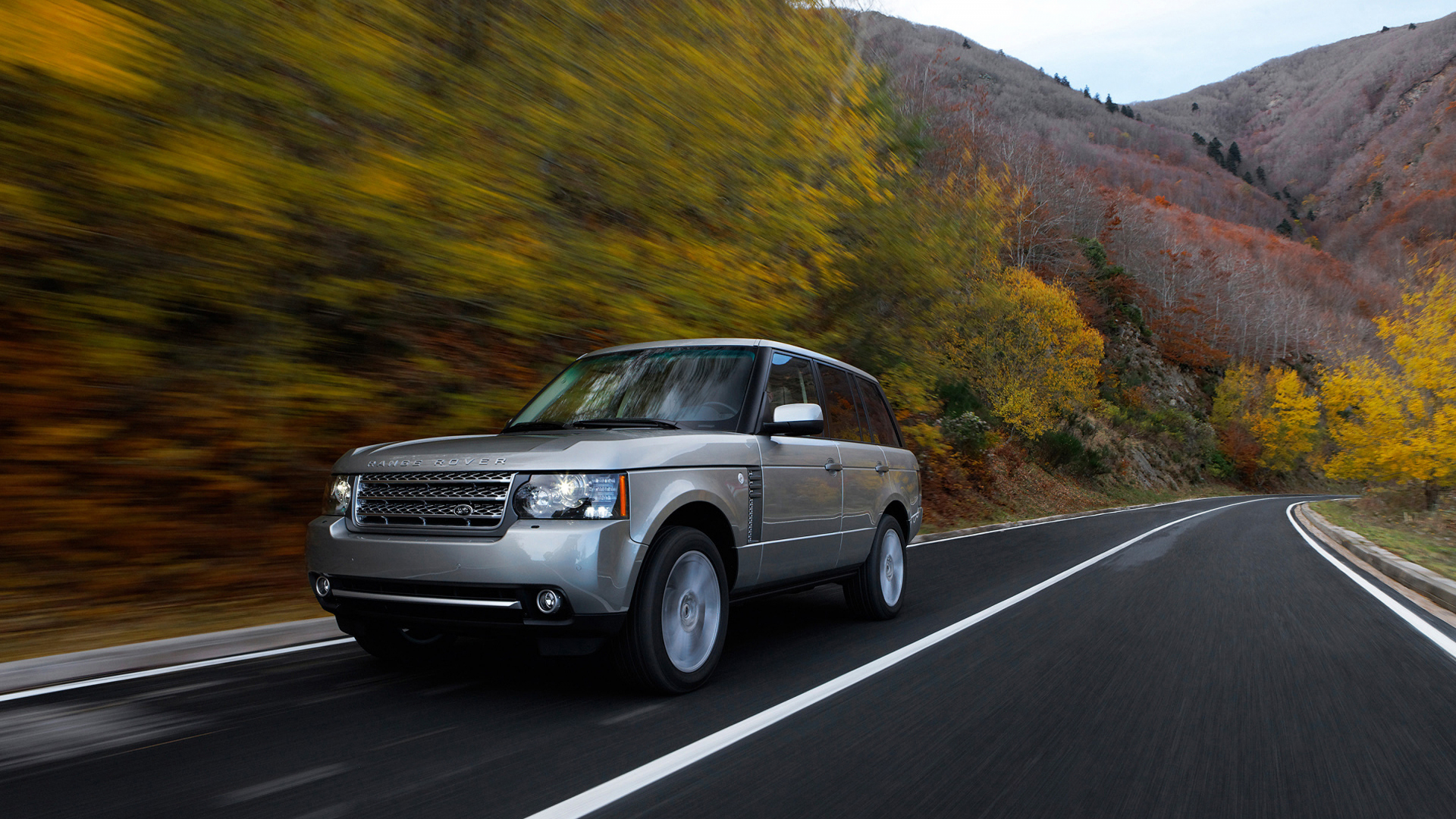 Range rover едет на сервис