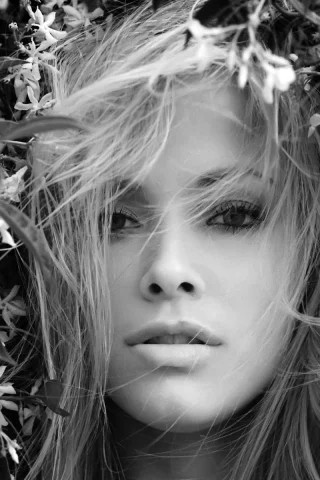 актриса, kristanna loken, чб, взгляд, черный фон, лицо, волосы, цветы