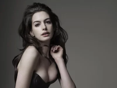 энн хэтэуэй, anne hathaway, взгляд, грудь