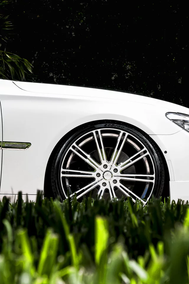 bmw, диски, белый, трава, семёрка, седьмой серии, 7 series, газон, бмв
