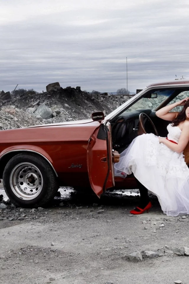 (marit larsen) в машине, cars, и белом платье, марит ларсен