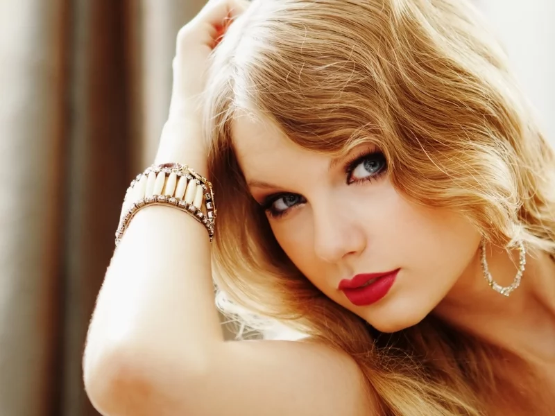 взгляд, taylor swift, обои, блондинка, рука, models, певица, wallpapers, браслет, девушка