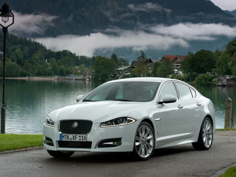 xf, облака, белый, jaguar, ягуар, дома, седан, фонарь, diesel s, озеро