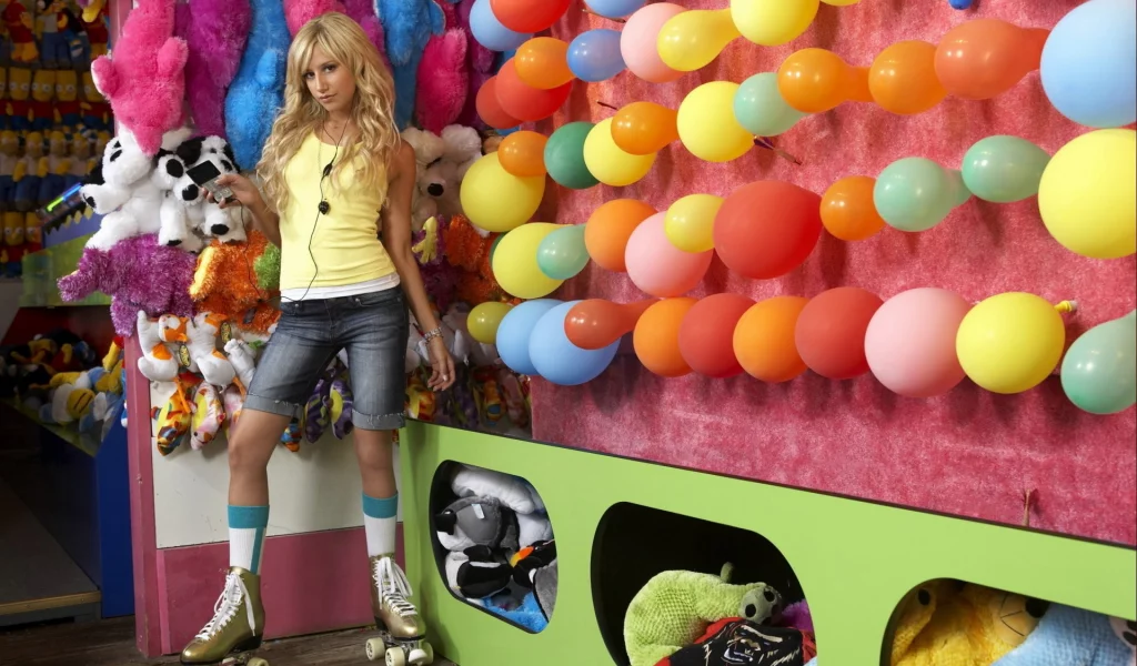 эшли тисдейл, шарики, парк развлечений, ashley tisdale, игрушки