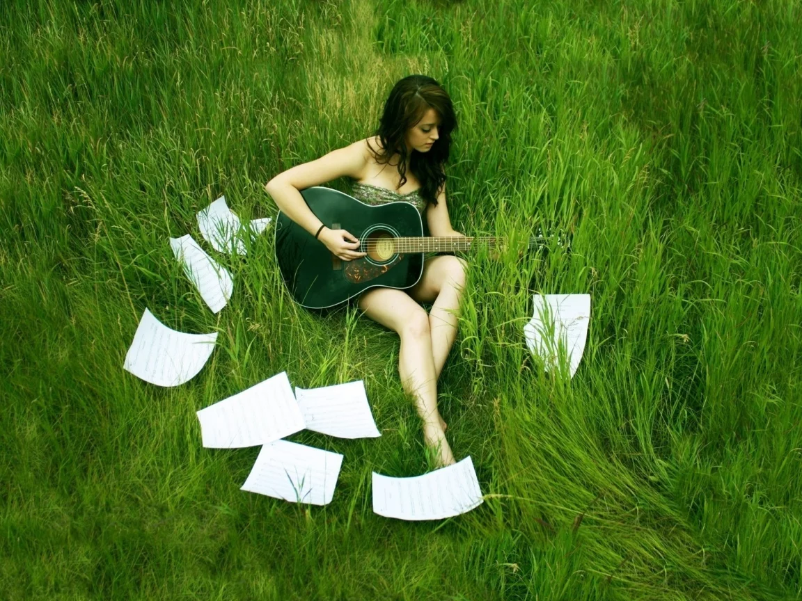 ноты, музыка, зелёная, трава, листки, бумага, гитара, луг, поле, брюнетка