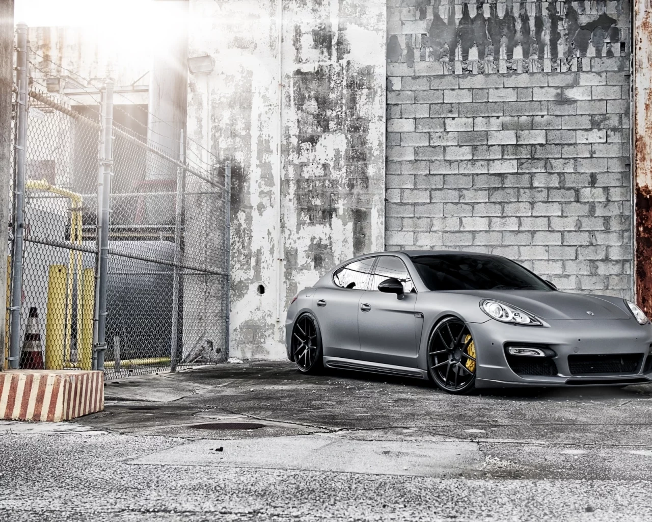 порше, porsche, сетка, забор, шлакоблоки, передок, панамера, турбо, panamera, стена, серый, turbo, суперседан