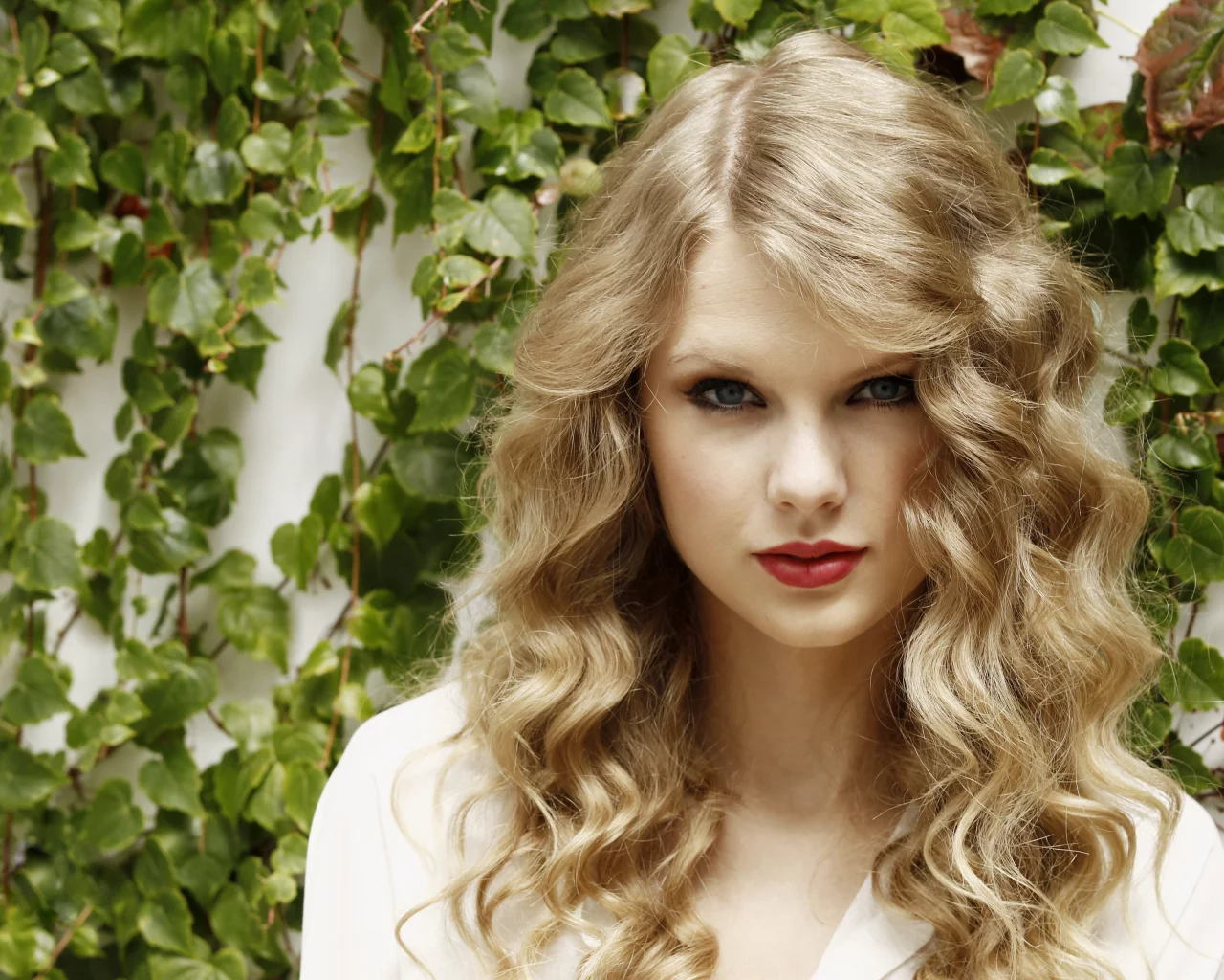 taylor swift, блондинка, растения, зеленый фон