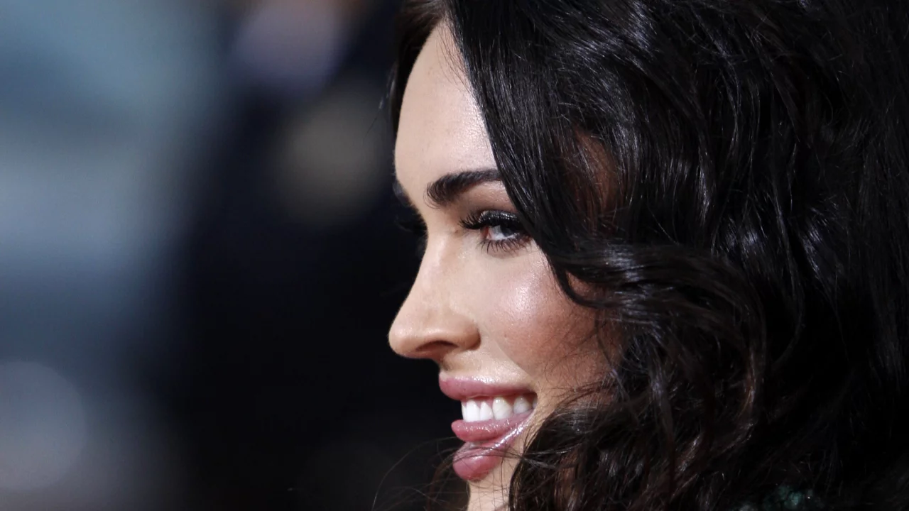 звезда, megan fox, брюнетка, кино, красотка, язычок, обои, девушка, меган фокс, актриса