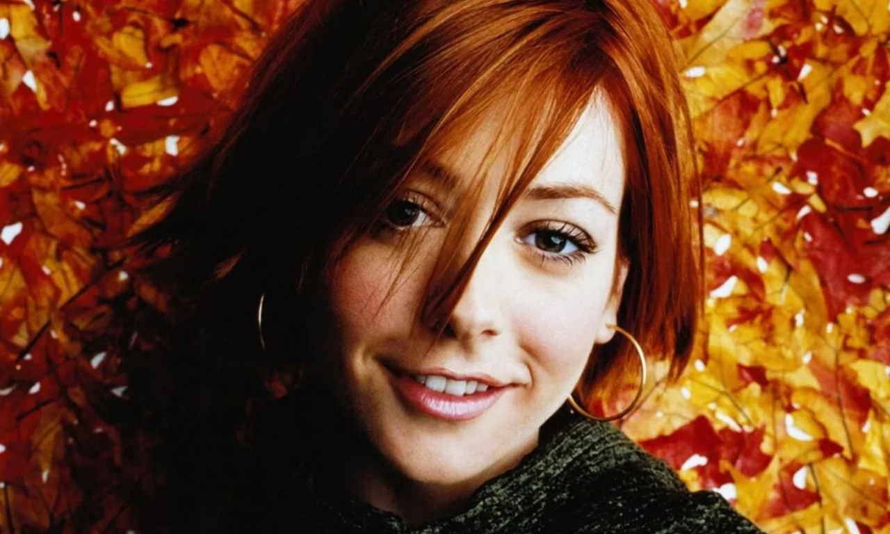 улыбка, актриса, осень, элисон хэннигэн, девушка, листья, alyson hannigan, красивая