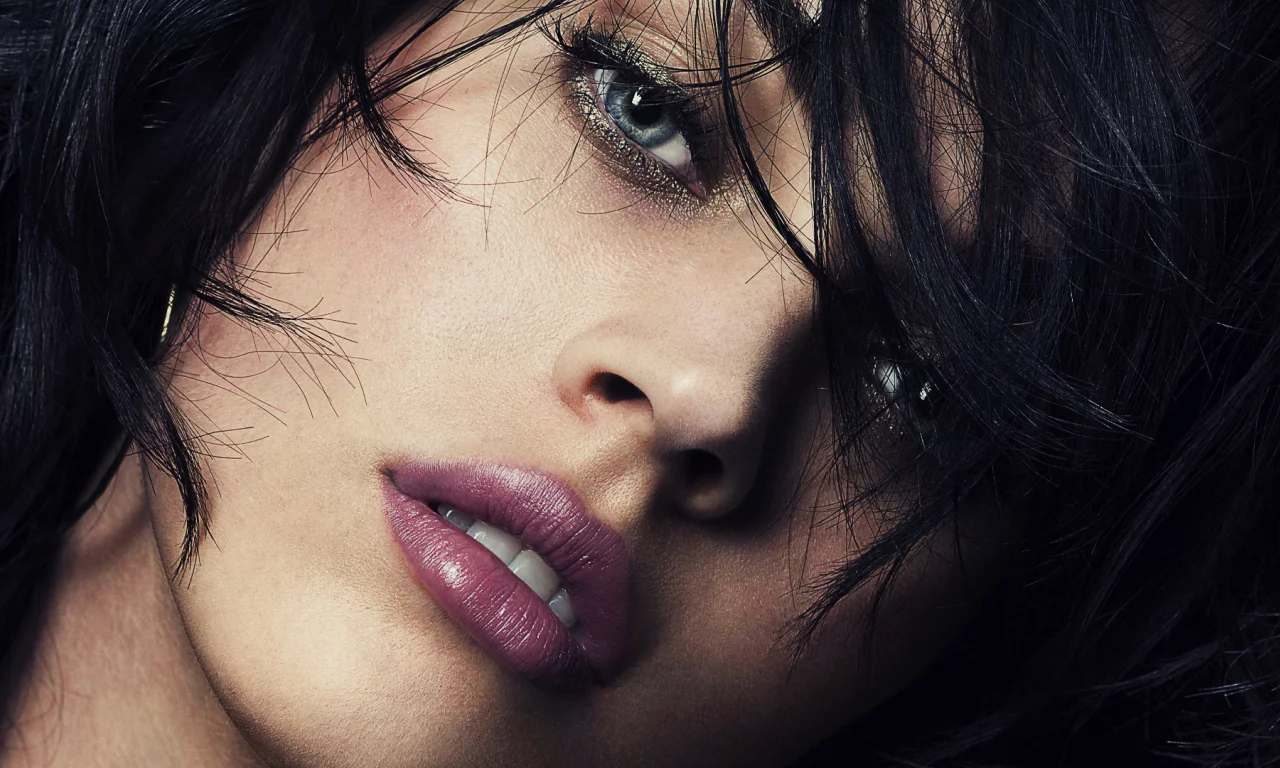 макияж, пряди, megan fox, взгляд, губы, волос, глаза, лицо