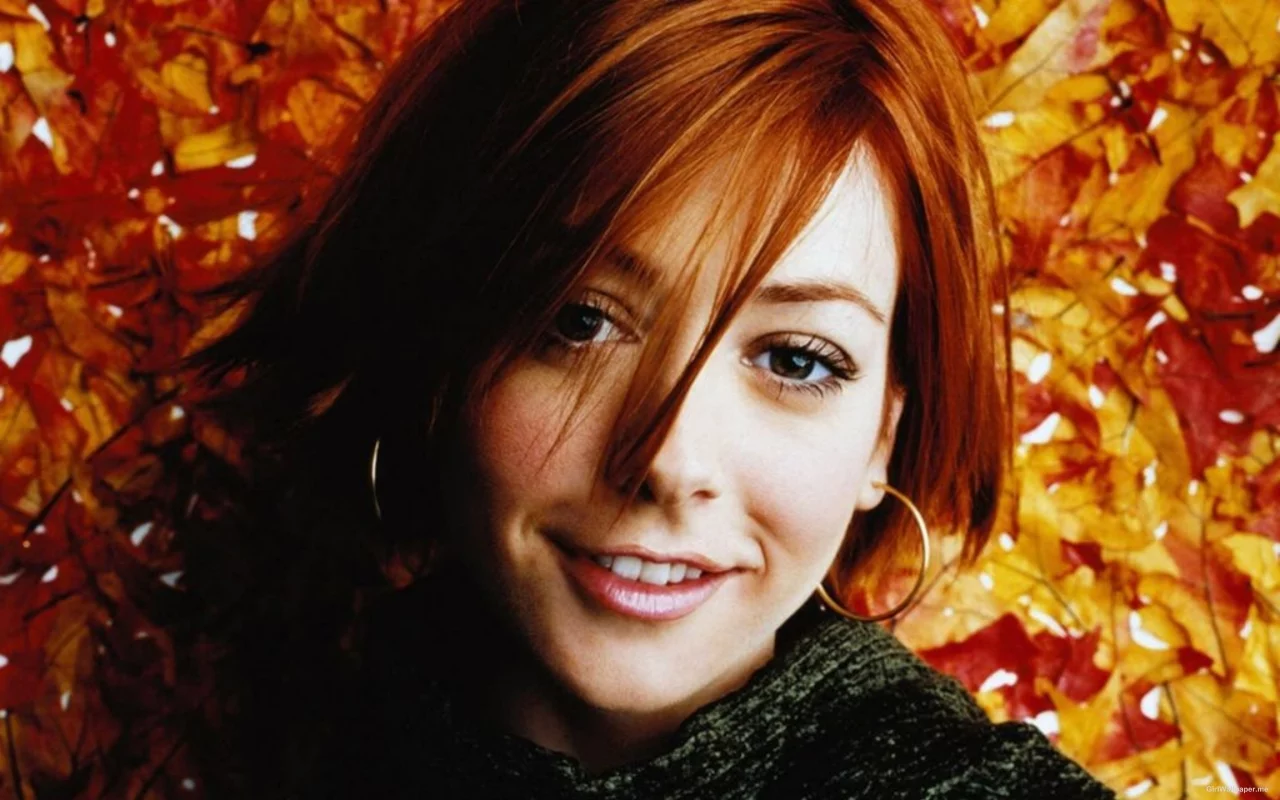 улыбка, актриса, осень, элисон хэннигэн, девушка, листья, alyson hannigan, красивая