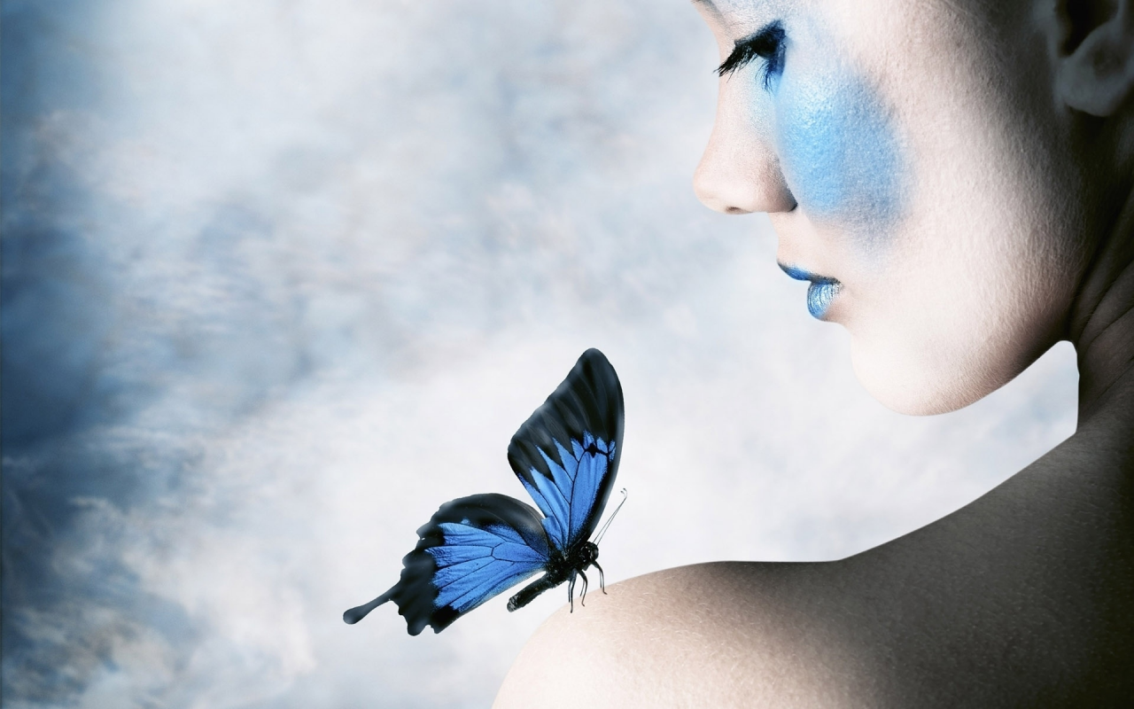 Девушка с синими бабочками