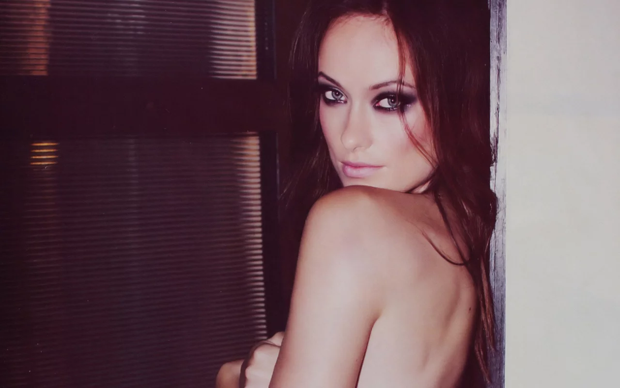 лицо, оливия вайлд, жалюзи, окно, взгляд, глаза, плечо, olivia wilde