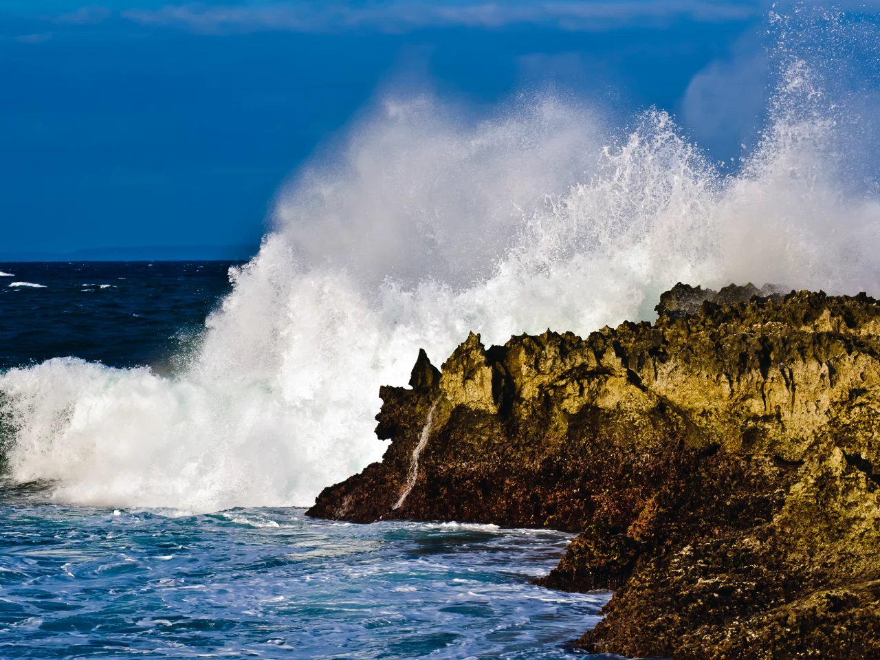 облака, 2560x1598, небо, sky, nature, landscape, waves, волны, пейхаж, вода, rocks, clouds, скалы, океан, ocean, природа, shore, берег, water