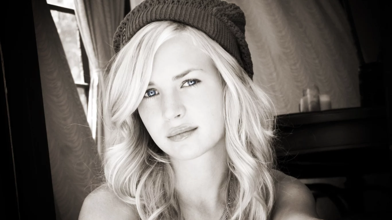 черно белое, britt robertson, лицо, взгляд, блондинка, шапка