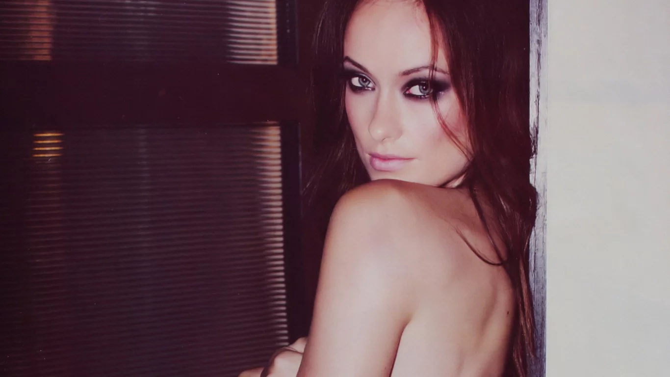 лицо, оливия вайлд, жалюзи, окно, взгляд, глаза, плечо, olivia wilde