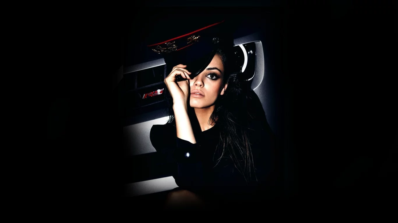 mila kunis, девушка, фуражка, мила кунис, тёмный фон, брюнетка