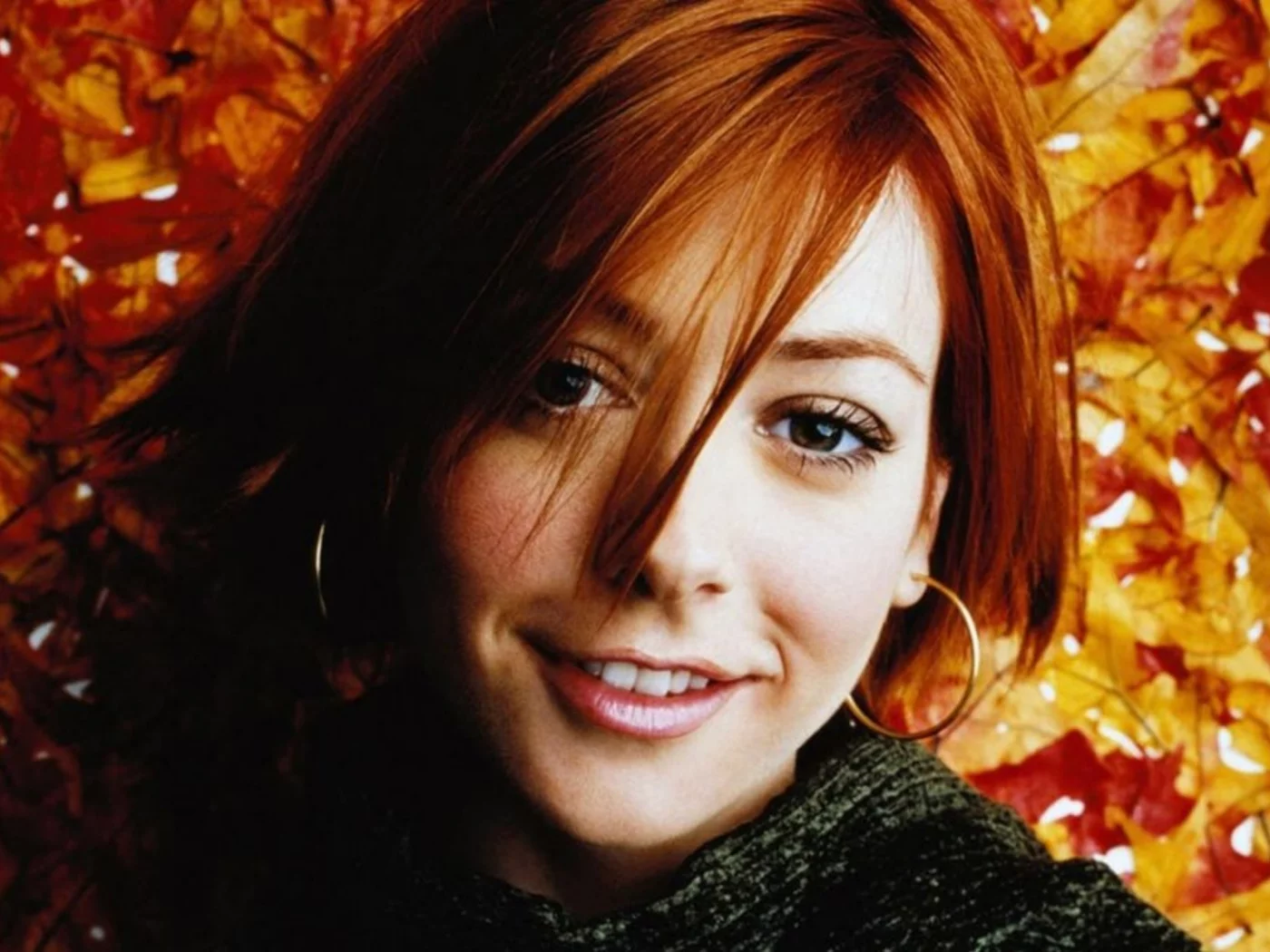 улыбка, актриса, осень, элисон хэннигэн, девушка, листья, alyson hannigan, красивая