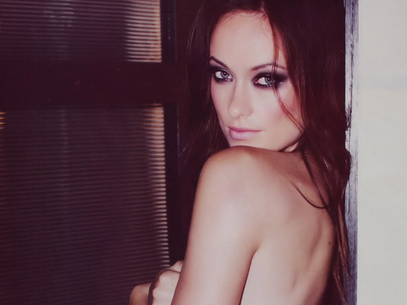 лицо, оливия вайлд, жалюзи, окно, взгляд, глаза, плечо, olivia wilde